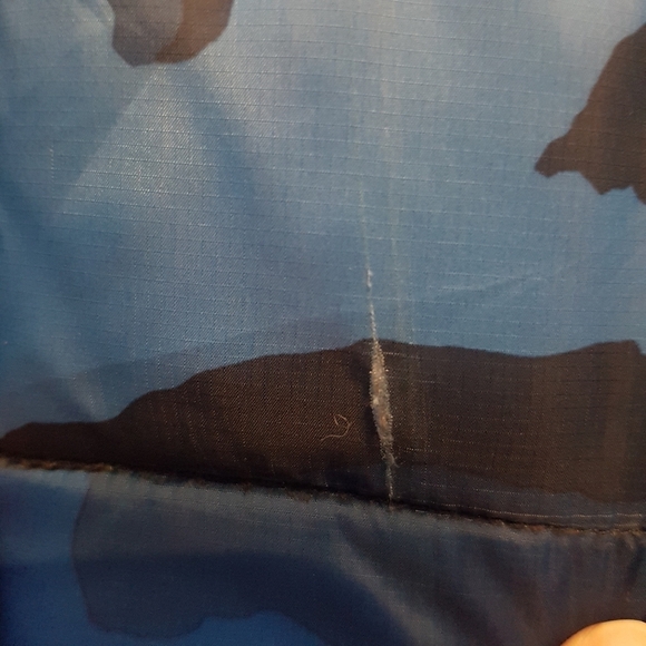 Under Armour YXL Cold Gear blue camo jacket has cosmetic defects - Picture 6 of 9